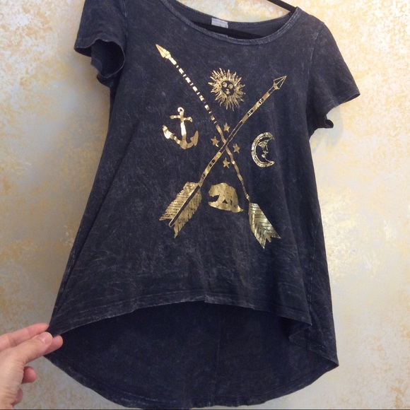 ❤️3/$15 American Age Foil print t-shirt & earrings - Picture 3 of 7
